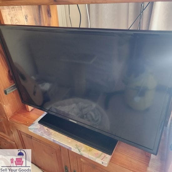 Cabinet with 32 Inch Samsung non smart TV decoder & DVD player - Image 2
