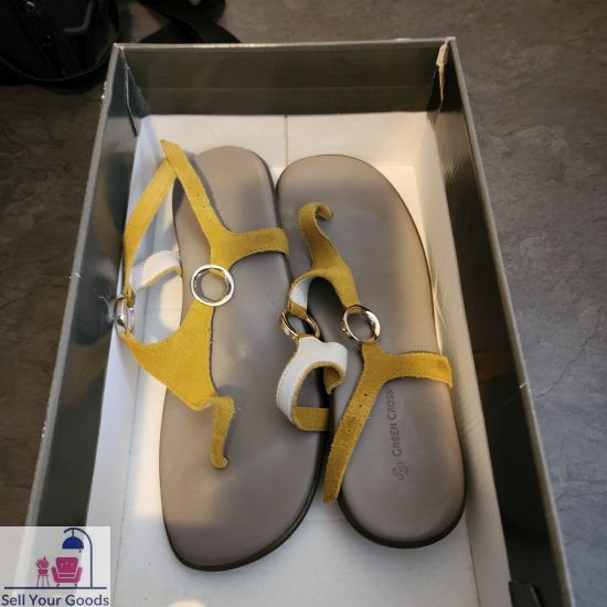 Green cross toe sandals size 6