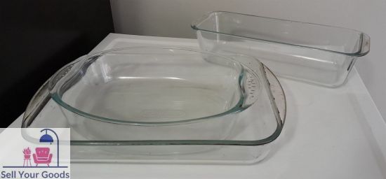 Pyrex dishes, trays and kitchenware coll end Sept