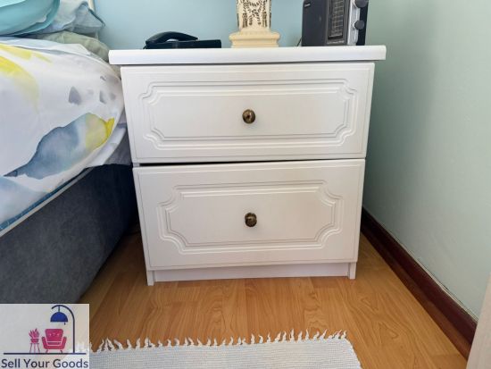 Two white pedestals - Image 2