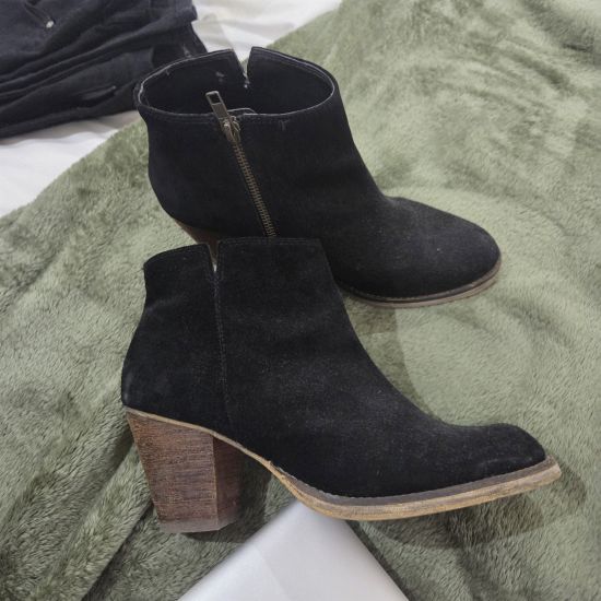 Black ankle boots with light heels size 6